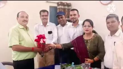 पलारी: नवपदस्थ जिला शिक्षा अधिकारी डॉ संजय गुहे से सर्व आदिवासी समाज के प्रतिनिधि मंडल ने की सौजन्य भेंट