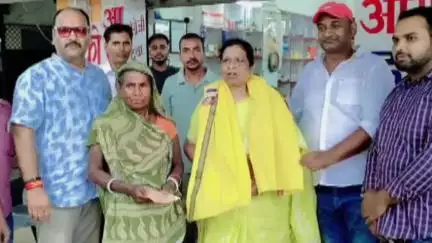 मझौलिया: लाल सरैया में मंत्री रेणु देवी ने पीएम के आगमन को लेकर दिया आमंत्रण पत्र, किया जागरूक व अंतरण पत्र वितरित