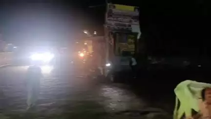 दतिया नगर: चौराहे पर बदली ट्रैफिक व्यवस्था, जाम से निजात दिलाने के लिए ट्रैफिक पुलिस ने लगाए बैरिकेड्स