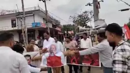 ଧର୍ମଗଡ: ବାଲେଶ୍ୱର ର ଫକିର ମୋହନ କଲେଜ ଛାତ୍ରୀ ଆତ୍ମହୁତି ଘଟଣା, ଧର୍ମଗଡ ଠାରେ ଯୁବ କଂଗ୍ରେସ ପକ୍ଷରୁ କୁଶପୁତ୍ତଳିକା ଦାହ