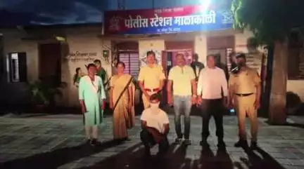 लोहा: अल्पवयीन मुलीस फूस लावून पळवून नेणाऱ्या लातुर जिल्ह्यातील १९ वर्षीय तरूणास माळाकोळी पोलीसानी कर्नाटकातून घेतले ताब्यात