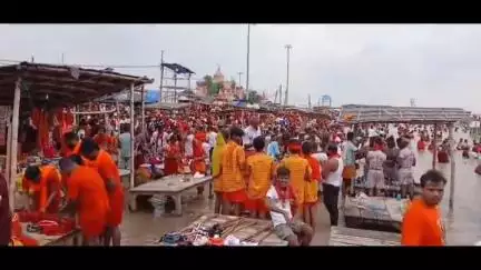 सुल्तानगंज: अजगैबीनाथ धाम से सावन के छठे दिन लाखों कांवरिया जल लेकर देवघर रवाना हुए
