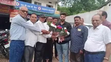 गोला: गोला निवासी युवक ने बेलारूसी मेडिकल यूनिवर्सिटी से डॉक्टर की पढ़ाई पूरी कर लौटने पर हुआ स्वागत