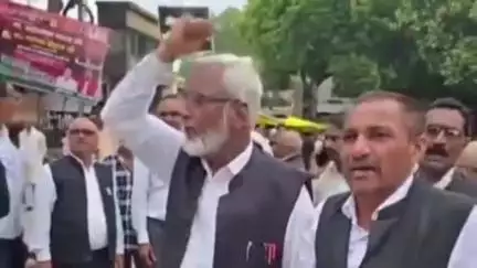 आज़मगढ़: दीवानी बार के अधिवक्ताओं ने सड़क पर उतरकर किया विरोध प्रदर्शन, कंधरापुर थाने में तैनात दरोगा को निलंबित करने की मांग