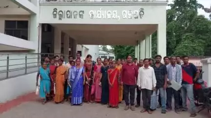 ପାରଳାଖେମୁଣ୍ଡି: ବିଦ୍ୟୁତ୍ ବିଭାଗର ମନମୁଖୀ କାର୍ଯ୍ୟ କଲାପକୁ ନେଇ ଜିଲ୍ଲାପାଳଙ୍କ ଦ୍ଵାରସ୍ଥ ହେଲେ ତିନି ଗ୍ରାମବାସୀ #jansamasya