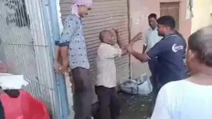 रसूलाबाद: कस्बा रसूलाबाद में ट्री गार्ड तोड़ने को लेकर हुए विवाद में लोगों ने एक युवक के साथ की मारपीट, वीडियो हुआ वायरल