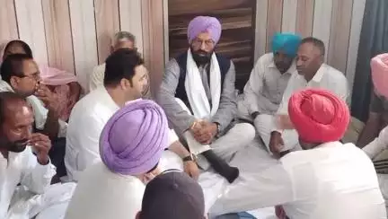 ਮਮਦੋਟ: ਪਿੰਡ ਮੋਹਨ ਕੇ ਵਿਖੇ ਪਹੁੰਚੇ ਸਾਬਕਾ ਮੰਤਰੀ ਅਤੇ ਬੀਜੇਪੀ ਲੀਡਰ ਰਾਣਾ ਗੁਰਮੀਤ ਸਿੰਘ ਸੋਢੀ, ਸਰਪੰਚ ਦੇ ਪਰਿਵਾਰ ਨਾਲ ਦੁੱਖ ਕੀਤਾ ਸਾਂਝਾ