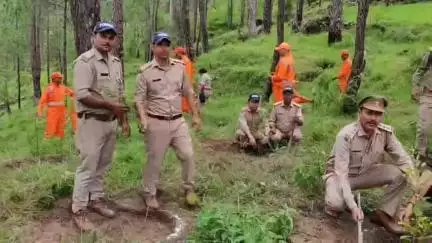 कपकोट: वन विभाग कपकोट की पहल, 'आओ हरेला मनायें, धरती मां का ऋण चुकायें' थीम पर जसौली में वृक्षारोपण कार्यक्रम
