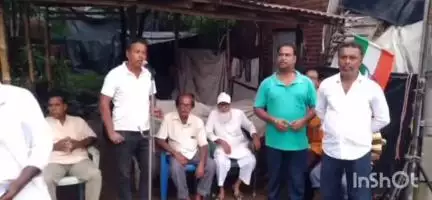 সাঁকরাইল: সাঁকরাইল কেন্দ্র কংগ্রেসের পক্ষ থেকে বাদামতলা অঞ্চলে পথসভা বেহাল রাস্তা মেরামতির দাবিতে