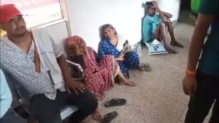सिधौली: सिधौली के गड़ियाहसनपुर के मोड़ पर बाइक और ई-रिक्शा के बीच भिड़ंत, 3 लोग हुए घायल