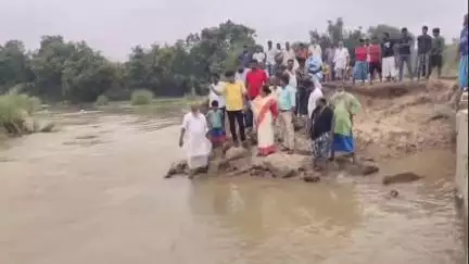 দুবরাজপুর: দুবরাজপুরে শাল নদীর কজওয়ের একাংশ ভেঙে যোগাযোগ বিচ্ছিন্ন, চরম ভোগান্তি