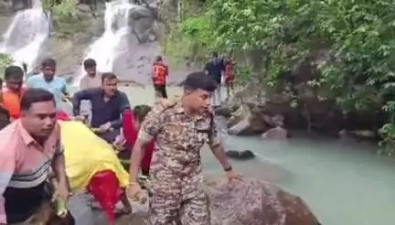 बिंद्रानवागढ़ गरियाबंद: गरियाबंद जिले में कई घंटे के बाद गजपल्ला वॉटरफॉल में युवती का शव मिला