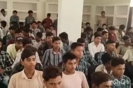 पोहरी: पोहरी महाविद्यालय परिसर में 'नशे से दूरी है जरूरी' अभियान के तहत कार्यक्रम आयोजित, एसडीओपी व थाना प्रभारी रहे मौजूद