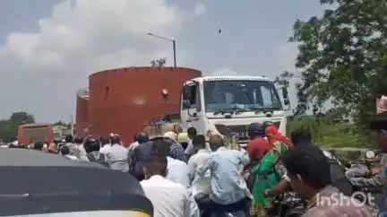 जळगाव: बांबोरी  पुलावर अवजड वाहन बंद पडल्याने पूलावर ट्राफिक जाम