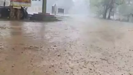 बिहरपुर क्षेत्र में 24 घंटे से झमाझम बारिश के कारण गरीब किसान के कच्चे मकान में पानी टपकने लगा है, गिरने के कगार पर