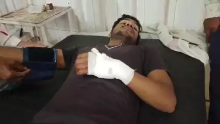 टीकमगढ़: अब्दा बम्होरी गांव में एक शख्स ने मां, बेटे व पिता पर कुल्हाड़ी से किया हमला, 2 घायल