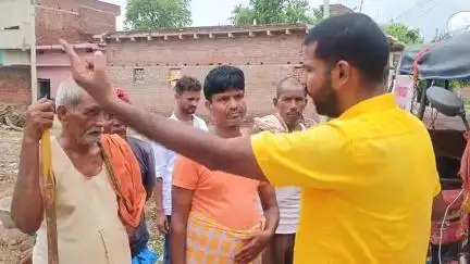 वोटर पुनर्निरीक्षण को लेकर जन सम्पर्क के दौरान ई विशाल कुशवाहा