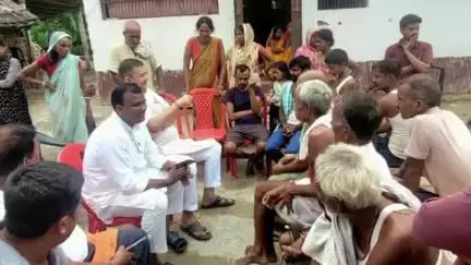 सरायरंजन: प्रिंस कुमार की हत्या की गुत्थी तीन दिनों बाद भी अनसुलझी, भाजपा नेता रंजीत निर्गुणी ने पीड़ित परिजनों से की मुलाकात
