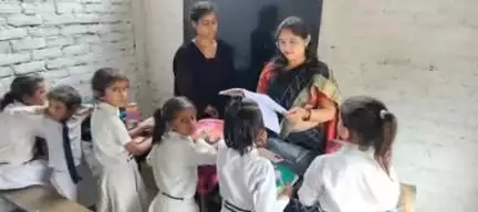 कोरांव: भाजपा महिला मोर्चे की जिला महामंत्री संतरा देवी बिंद का श्री कृष्णा एकेडमी स्कूल तरांव में स्वागत, बच्चों से की बातचीत