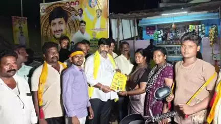 కొండపి: టంగుటూరు మండలం వల్లూరు గ్రామంలో ఏపీ మారిటైం బోర్డు చైర్మన్ దామచర్ల సత్య ఆధ్వర్యంలో సుపరిపాలనలో తొలి అడుగు కార్యక్రమం