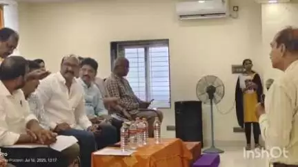 విశాఖపట్నం: 52,56,57 వార్డుల వారీగా రెవిన్యూ అధికారులు జీవీఎంసీ అధికారులతో సమీక్ష సమావేశాలు నిర్వహించిన ఎమ్మెల్యే గణ బాబు