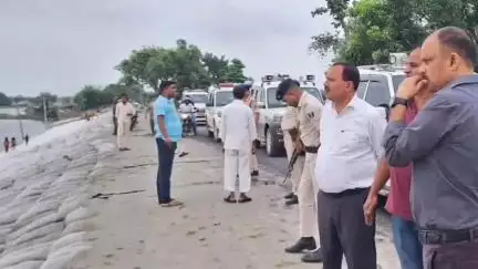 कहरा: सहरसा: डीएम और एसपी ने कोसी तटबंध का निरीक्षण किया