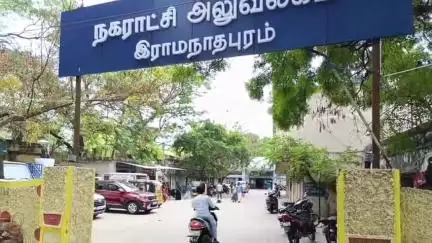 இராமநாதபுரம்: வணிக வளாக கடைகள் ஏலம் எடுப்பதில் வாய்ப்பு கொடுக்காமல் அதிகாரிகள் தடுப்பதாக நகராட்சி அலுவலகத்தில் குவிந்த வியாபாரிகள்