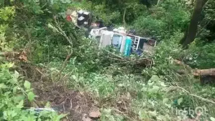 पालमपुर: पालमपुर के मैंझा के पास सब्जियों से भरी पिकअप गाड़ी दुर्घटनाग्रस्त होकर पलटी, हादसे में गाड़ी को हुआ भारी नुकसान