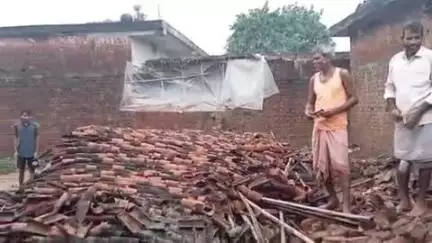 सारठ: लगातार बारिश से बेलबरना में शिबू महतो का घर जमींदोज, बाल-बाल बचे लोग, सीओ से मुआवजे की मांग
