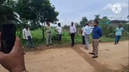 सारंगढ़ बिलाईगढ़ जिले के कलेक्टर डॉ. संजय कन्नौजे ने सरिया क्षेत्र के मक्का उत्पादक किसानों को प्रोत्साहित किया
