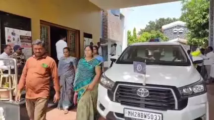 बुलढाणा: आत्महत्याग्रस्त युवा शेतकरी कैलास नागरे यांच्या पत्नीने घेतली जिल्हाधिकाऱ्यांची भेट