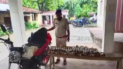 दुर्गावती: महाराणा होटल के पास NH-19 से दुर्गावती पुलिस ने एक बाइक से 22 लीटर अंग्रेजी शराब बरामद किया, धंधेवाज फरार