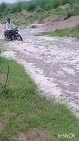 भरतपुर: गंभीर नदी में तेज बहाव के बीच युवकों ने चलाई बाइक, वीडियो हुआ वायरल