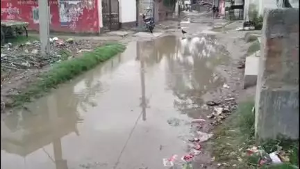 ताजपुर: पहली बारिश के कारण ताजपुर इलाके के विभिन्न सड़कों पर जल भराव की हुई समस्या #jansmasya
