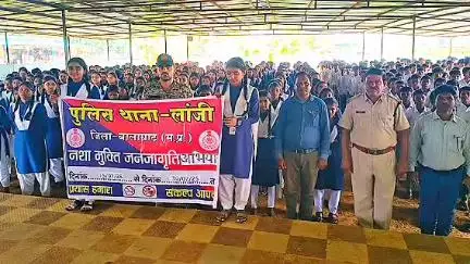 लांजी: शासकीय उच्चतर माध्यमिक विद्यालय घोटी में पुलिस ने छात्रों को नशामुक्ति के लिए जागरूक किया, शपथ दिलाई