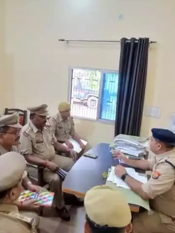 कर्वी: क्षेत्राधिकारी यातायात ने AHTU थाना, अपराध शाखा के समस्त विवेचकों का अर्दली रूम किया