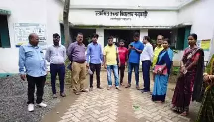 महेशपुर: स्वच्छता सर्वेक्षण टीम ने महेशपुर गढ़बाड़ी के उत्क्रमित उच्च विद्यालय का निरीक्षण किया