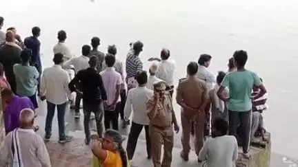 सिराथू: दोस्तों के साथ गंगा नहाने गया किशोर गंगा नदी में डूबा, गोताखोर संदीपन गंगा घाट पर तलाश में जुटे