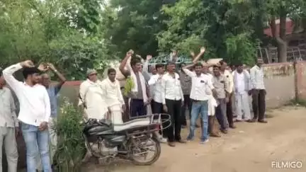 सुजानगढ़: गांव सडू के स्कूल भवन में घटिया सामग्री से निर्माण का आरोप, ग्रामीणों ने प्रदर्शन कर जताया रोष