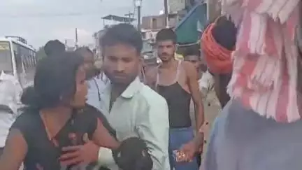 बरहज: गौरी बाजार के रामपुर चौराहे पर महिला यात्री से अभद्रता, चालक की चप्पल से पिटाई, वीडियो हुआ वायरल