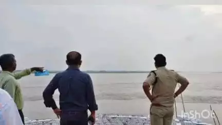 नौहट्टा: नवहट्टा प्रखंड के पूर्वी कोशी तटबंध में बढ़ते जलस्तर को देखते हुए डीएम एवं एसपी ने लिया जायजा