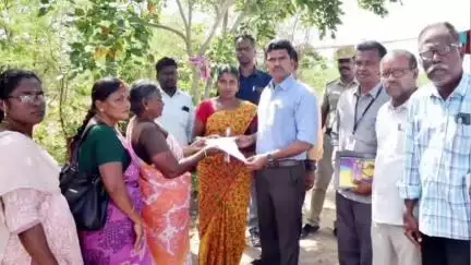 சாத்தூர்: பெத்துரெட்டிபட்டி கிராமத்தில் கலைஞர் கனவு  இல்ல திட்டத்தின் கீழ் வீடு கட்டுவதற்காக   ஆணையை வீடு தேடி சென்று வழங்கிய மாவட்ட ஆட்சித் தலைவர்
