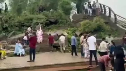 सेमरिया: सेमरिया के मनमोहक जलप्रपात में सैलानियों की सुरक्षा के लिए जिला प्रशासन ने किए पुख्ता इंतजाम