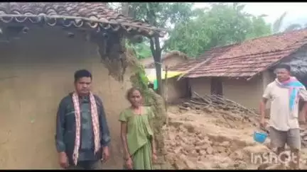 खूंटपानी: लगातार बारिश से खूंटपानी में ढहे कई कच्चे मकान, पीड़ित परिवारों ने की मुआवजे की मांग