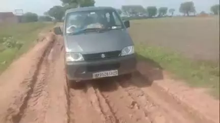 पन्ना: मन्नी खिरवा  मोड से लेकर बमुरहा  ग्राम तक गड्ढे में तब्दील हुई सड़क पढ़ने जा रही छात्र-छात्राओं को परेसानी #jansammasya