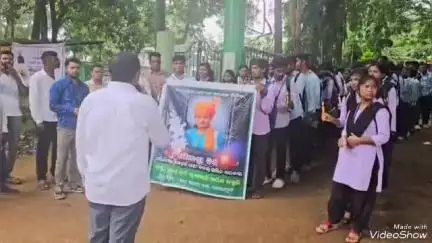 ଲକ୍ଷ୍ମୀପୁର: ଫକୀର ମୋହନ ସ୍ୱୟଂ ଶାସିତ ମହାବିଦ୍ୟାଳୟ ଛାତ୍ରୀ ଆତ୍ମହତ୍ୟା କୁନେଇ ଲକ୍ଷ୍ମୀପୁର ଠାରେ ବିକ୍ଷୋଭ ସହ କ୍ୟାଣ୍ଡେଲ ଜାଳି ଶ୍ରଦ୍ଧାଞ୍ଜଳି ଅର୍ପଣ