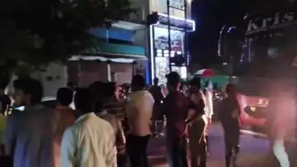 कोंडागांव: कोंडागांव NH-30 मस्जिद चौक में ट्रक और कार की भिंडत के बाद नगरवासियों ने जमकर हंगामा किया, चक्का जाम किया