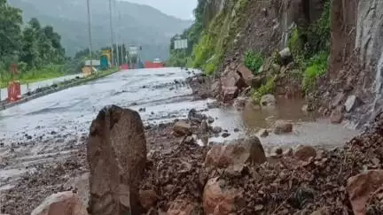 महाड: मुंबई गोवा महामार्गावरील कशेडी घाटात खेड हद्दीत भुयारी मार्गाजवळ तिसऱ्यांदा दरड कोसळली