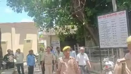 पट्टी: पट्टी तहसील परिसर में लटकी पीपल की डाल से दुर्घटना को रोकने के लिए एसडीएम ने काटने का दिया आदेश