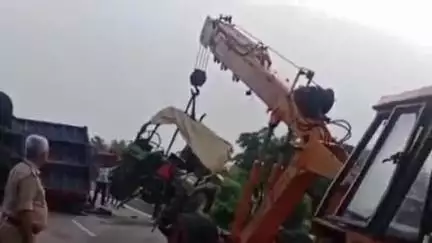 झांसी: झांसी-ललितपुर हाईवे पर मुरली माता मंदिर के पास पलटा मूंगफली लदा ट्रैक्टर, क्रेन की मदद से उठाया गया